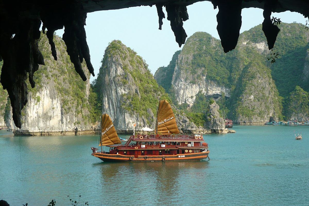 Junk boat in Ha Long Bay